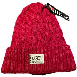 NWT UGG red cable knit sherpa lined beanie.